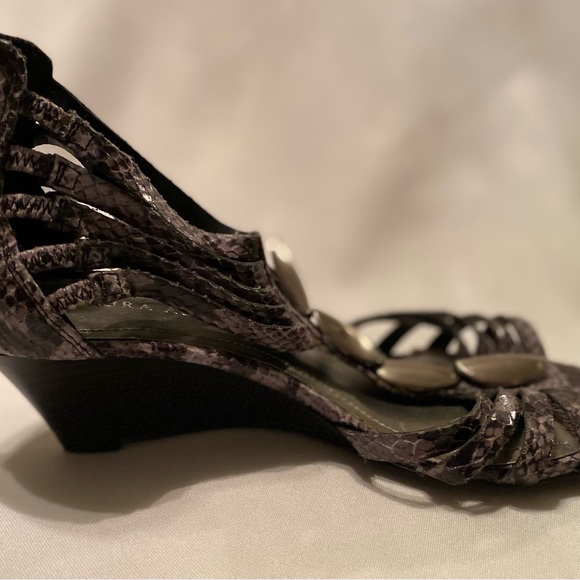 NWOT Women’s Laura Ashley La-Vivian Block Wedge Heel Size 6 1/2 Python Print - Picture 12 of 12